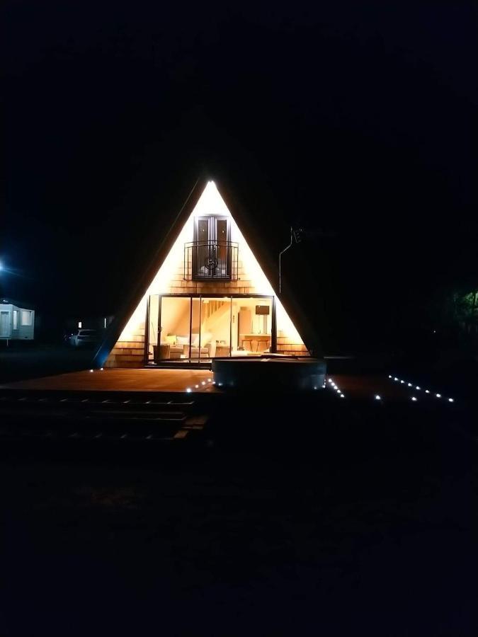 Widgeon Lakeside Cabin: Bespoke Retreat with Hot Tub and Private Fishing Tattershall Exterior photo