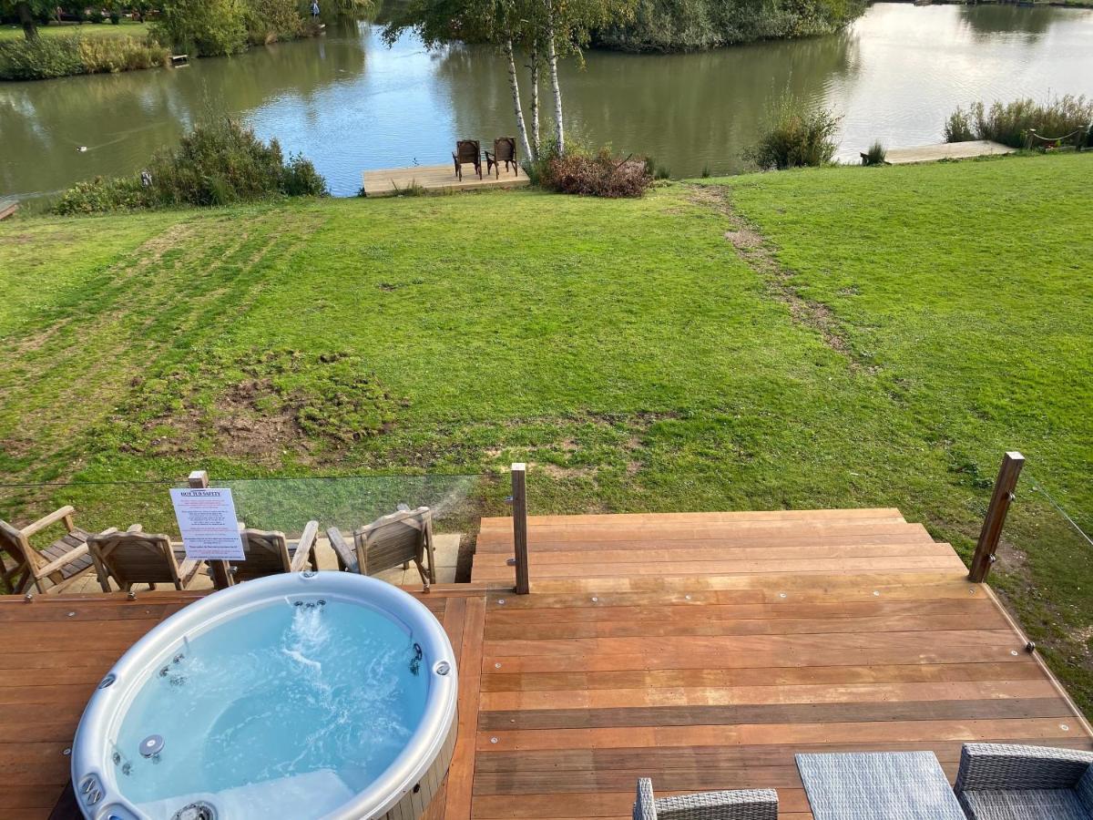 Widgeon Lakeside Cabin: Bespoke Retreat with Hot Tub and Private Fishing Tattershall Exterior photo