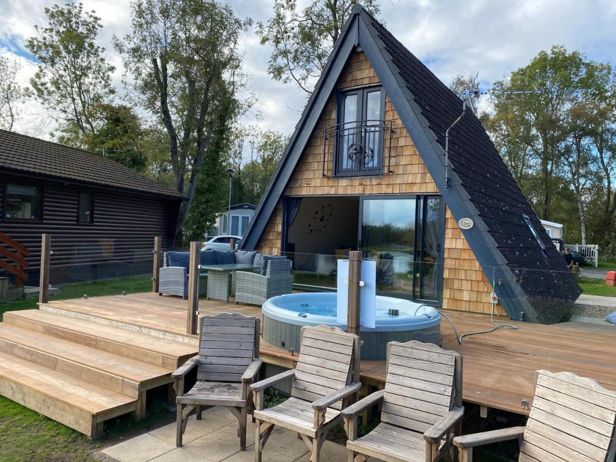 Widgeon Lakeside Cabin: Bespoke Retreat with Hot Tub and Private Fishing Tattershall Exterior photo