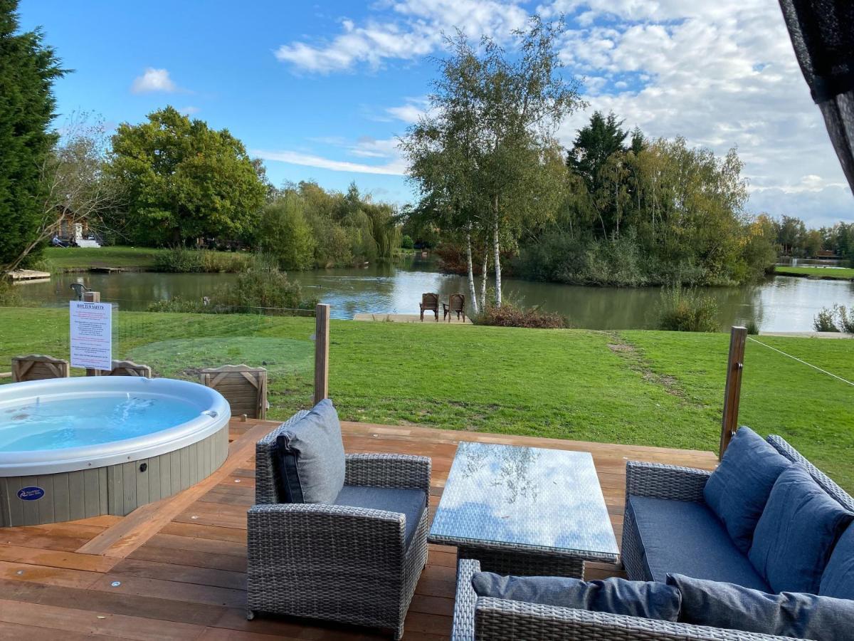 Widgeon Lakeside Cabin: Bespoke Retreat with Hot Tub and Private Fishing Tattershall Exterior photo
