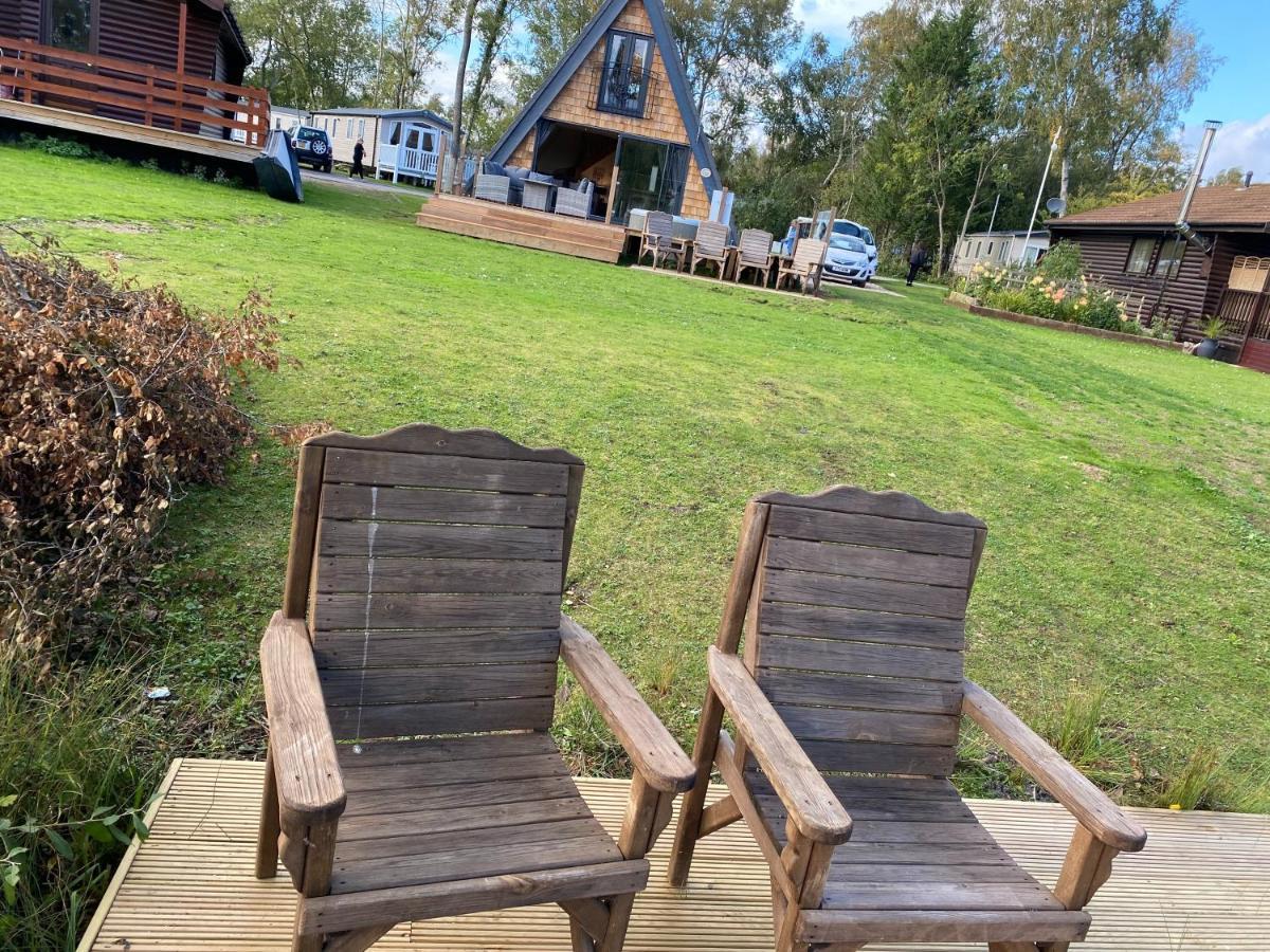 Widgeon Lakeside Cabin: Bespoke Retreat with Hot Tub and Private Fishing Tattershall Exterior photo