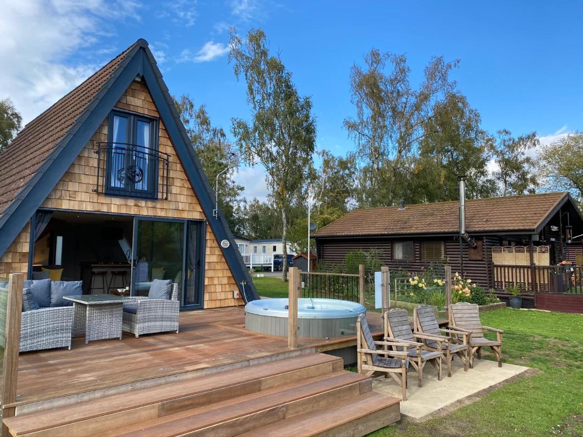 Widgeon Lakeside Cabin: Bespoke Retreat with Hot Tub and Private Fishing Tattershall Exterior photo