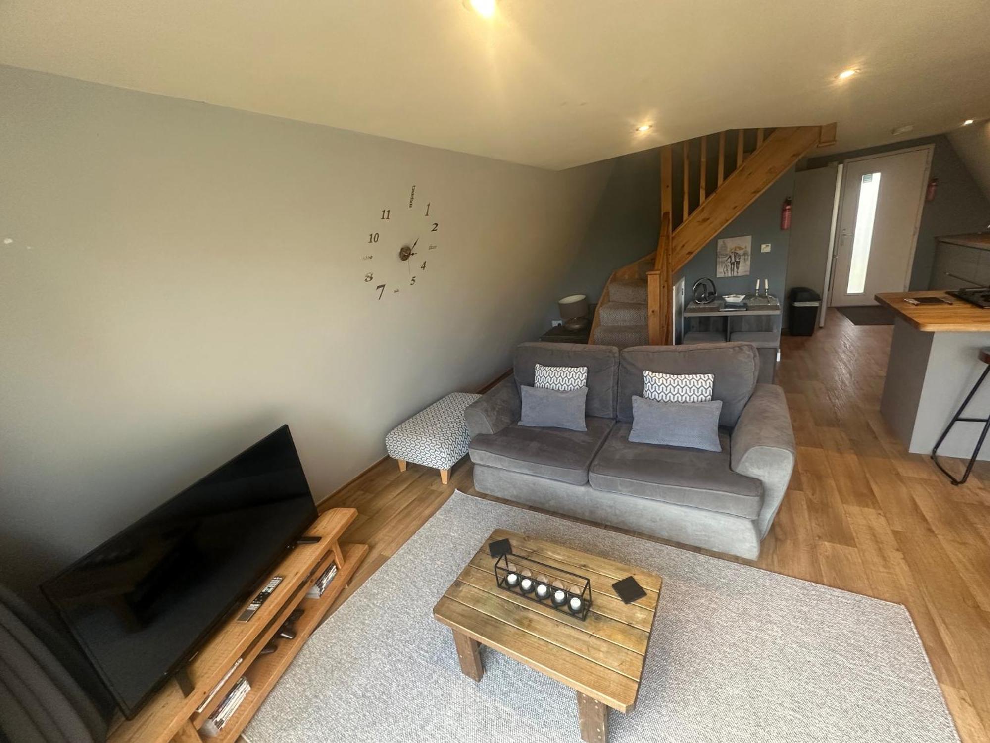 Widgeon Lakeside Cabin: Bespoke Retreat with Hot Tub and Private Fishing Tattershall Exterior photo